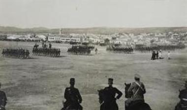 Παρέλαση στρατευμάτων ενώπιον του Ύπατου Αρμοστή Αλεξάνδρου Ζαΐμη