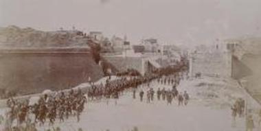 Η πολιτοφυλακή παρελαύνει στους δρόμους του Ηρακλείου