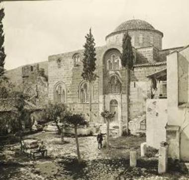 Μονή Δαφνίου, η αυλή