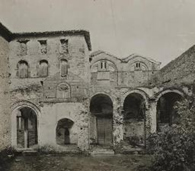 Μυστράς. Ο περίβολος του ναού του Αγίου Δημητρίου (Μητρόπολη)