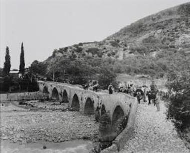 Γέφυρα κοντά στην Ακράτα