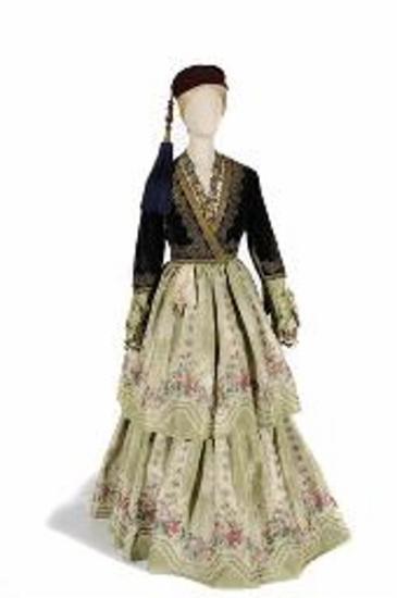 Ενδυμασία τύπου Αμαλίας, της Μαρίας Δηλιγιάννη