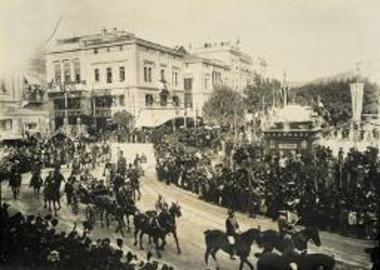 Ολυμπιακοί Αγώνες 1906. Οι άμαξες με τους βασιλείς της Ελλάδας και της Αγγλίας κατευθύνονται προς το Παναθηναϊκό Στάδιο