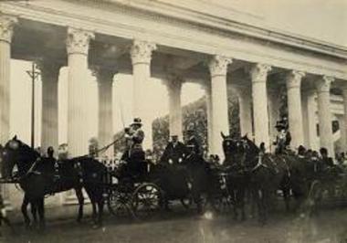 Ολυμπιακοί Αγώνες 1906. Οι βασιλικές άμαξες στα Προπύλαια του Παναθηναϊκού Σταδίου