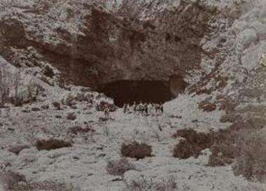 Επίσκεψη αξιωματικών στη σπηλιά του Δία, Κρήτη