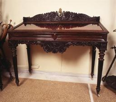 Βιτρίνα από τα ανάκτορα του Γεωργίου Α΄