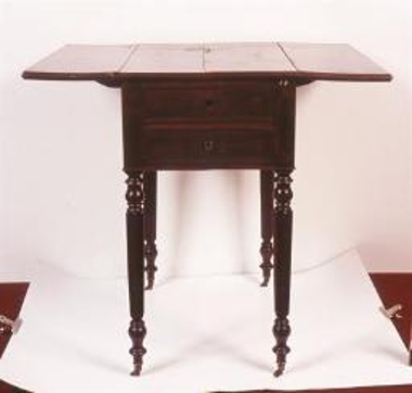 Τραπεζάκι από τα ανάκτορα του Γεωργίου Α΄