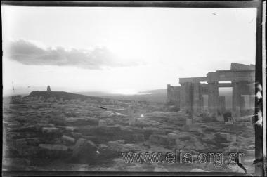 Ακρόπολη, τα Προπύλαια. Στο βάθος το μνημείο του Φιλοπάππου.