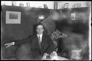 Ο Παντελής Βαφιαδάκης, αδελφός του Γιώργου, στο σπίτι της οικογένειας στην οδό Τιμολέοντος.