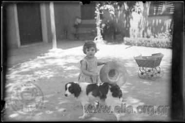 Η μικρή Άννα ( Bimba) Γεωργαντά με σκύλο και καρότσι.