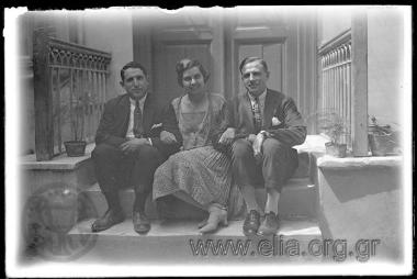 Ο Γιώργος Βαφιαδάκης (αριστερά)  με τον αδελφό του Παντελή. Ανάμεσά τους η Σεμίρα, σύζυγος του Παντελή.