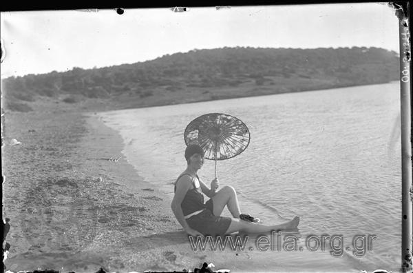 Γυναίκα στην παραλία με ιαπωνικό παρασόλ.