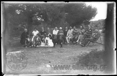 Τα μέλη του Οδοιπορικού Συνδέσμου στην κατασκήνωσή τους στο Καβούρι.
