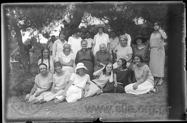 Γυναικεία συντροφιά, μέλη του Οδοιπορικού Συνδέσμου στην κατασκήνωσή τους στο Καβούρι.