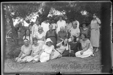 Γυναικεία συντροφιά, μέλη του Οδοιπορικού Συνδέσμου στην κατασκήνωσή τους στο Καβούρι.