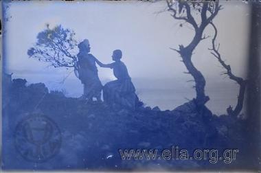 Τα μέλη του Οδοιπορικού Συνδέσμου στην κατασκήνωσή τους στο Καβούρι.