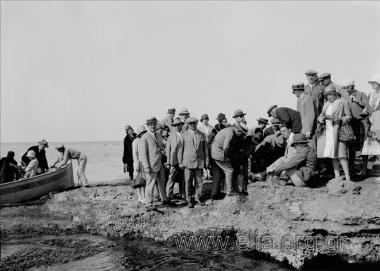 Group of excursionists disembarking.