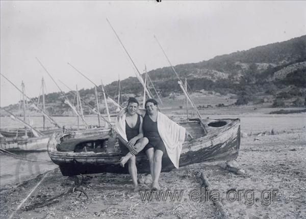 Ο Γιώργος Βαφιαδάκης με την Ίριδα σε βάρκα.