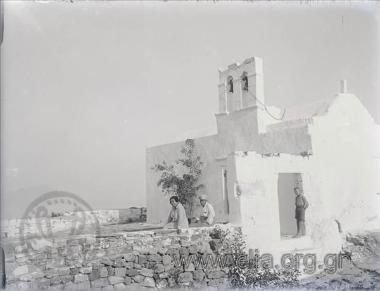 Συντροφιά σε ξωκκλήσι.