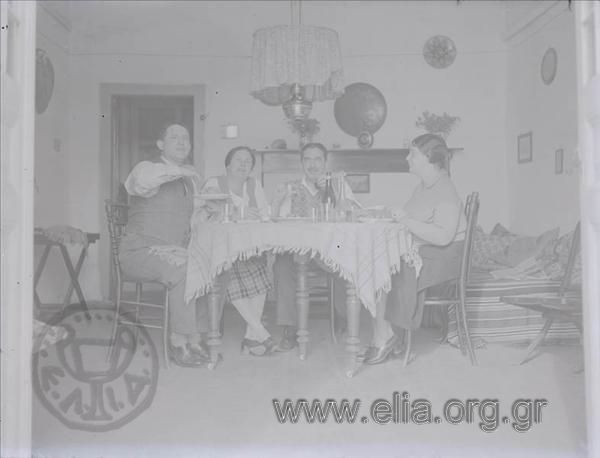 Ο Γιώργος Βαφιαδάκης και η Ίρις Μηλιαράκη με φίλους τους στο τραπέζι.