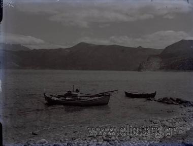 Παραλία με βάρκες.