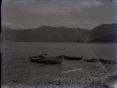 Παραλία με βάρκες.