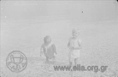 Δύο παιδιά στη θάλασσα.