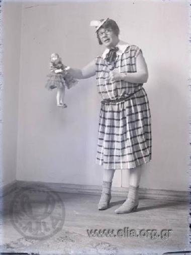 Η Ίρις Μηλιαράκη μεταμφιεσμένη σε αυτόματον (automate).