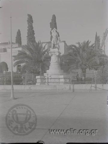 Λαμία, η πλατεία  Αθανασίου Διάκου. Στο κέντρο της πλατείας ο ανδριάντας του Αθανασίου Διάκου σε στάση μαχόμενου ξιφομάχου με σπασμένο γιαταγάνι. Η αποκαλυπτήρια τελετή έγινε στις 23 Απριλίου 1903.