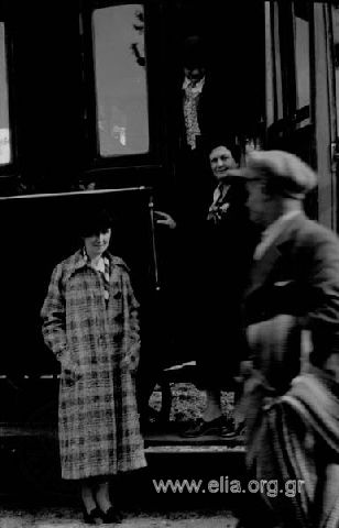Η Ίρις και μία κυρία με καρώ παλτό κατεβαίνοντας από το τραίνο.