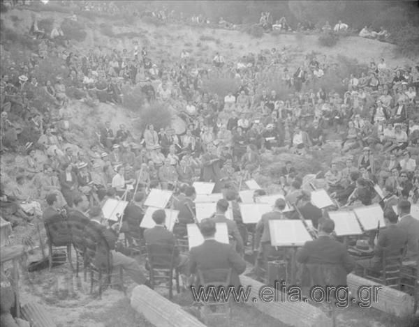 Υπαίθρια συναυλία της Ελληνικής Περιηγητικής Λέσχης, 11 Απριλίου 1937. Αρχαίο θέατρο Αμφιαρείου, μαέστρος Θεόδωρος Βαβαγιάννης.