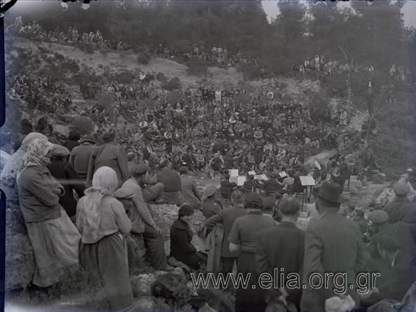 Υπαίθρια συναυλία της Ελληνικής Περιηγητικής Λέσχης, 11 Απριλίου 1937. Αρχαίο θέατρο Αμφιαρείου, μαέστρος Θεόδωρος Βαβαγιάννης.