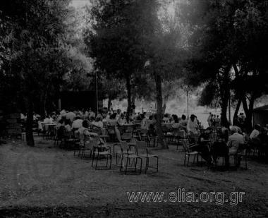Στο καφενείο, περιμένοντας την παράσταση.