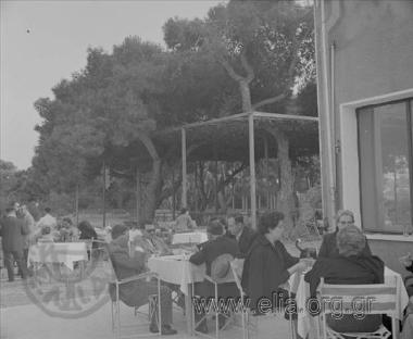 Στο καφενείο Ξενία του θεάτρου, περιμένοντας την έναρξη.