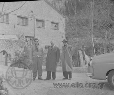 Έξω από το εργοστάσιο κατεργασίας βάμβακος.