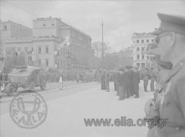 Απελευθέρωση. Παρέλαση αγγλικού στρατού στο Σύνταγμα. Δεξιά διακρίνονται ο στρατηγός Scobie και ο αρχιεπίσκοπος και αντιβασιλέας Δαμασκηνός.