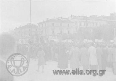Απελευθέρωση, 18 Οκτωβρίου. Πλήθος στην πλατεία Συντάγματος για την υποδοχή της κυβέρνησης Γεωργίου Παπανδρέου.