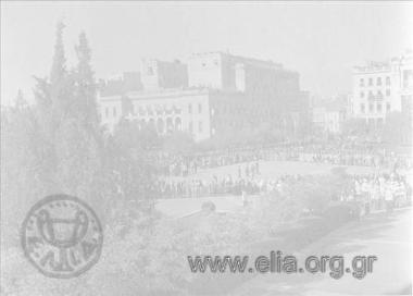 Απελευθέρωση, κατάθεση στεφάνων στο μνημείο του Άγνωστου Στρατιώτη. Διακρίνονται τα κτίρια της Μεγάλης Βρετανίας και το μέγαρο Αθανασούλη.