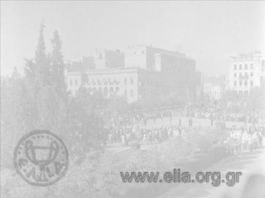 Απελευθέρωση, κατάθεση στεφάνων στο μνημείο του Άγνωστου Στρατιώτη. Διακρίνονται τα κτίρια της Μεγάλης Βρετανίας και το μέγαρο Αθανασούλη.