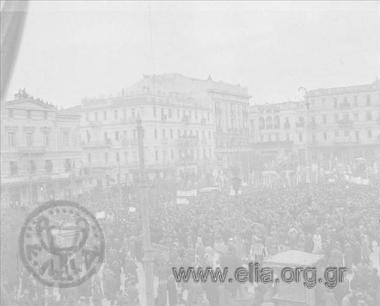 Απελευθέρωση, 18 Οκτωβρίου. Πλήθος στην πλατεία Συντάγματος για την υποδοχή της κυβέρνησης Γεωργίου Παπανδρέου.