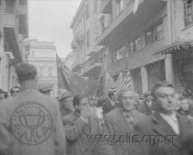 Απελευθέρωση. Πλήθος με συμμαχικές σημαίες στην οδό Βουλής. Στο βάθος η παλαιά Βουλή.