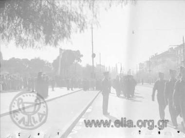 Απελευθέρωση, παρέλαση στρατευμάτων στην πλατεία Συντάγματος ενώπιον του πρωθυπουργού Γεωργίου Παπανδρέου και του Αρχιεπισκόπου Δαμασκηνού.