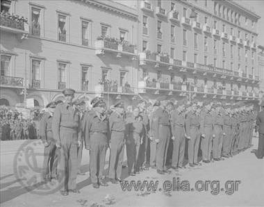 Απελευθέρωση, 18 Οκτωβρίου, υποδοχή της κυβερνήσεως Γεωργίου Παπανδρέου και των βρετανικών στρατευμάτων. Βρετανοί αερόποροι στο Σύνταγμα. Πίσω, το ξενοδοχείο Μεγάλη Βρετανία.