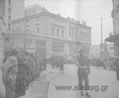 Απελευθέρωση, 18 Οκτωβρίου. Οδός Σταδίου, προς την πλατεία Συντάγματος. Παρέλαση βρετανών (;) στρατιωτών. Στο κέντρο η οικία Βούρου.