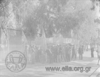 Απελευθέρωση. Εκπροσωποι πολιτικών ομάδων με πανώ για την υποδοχή των συμμαχικών στρατευμάτων.