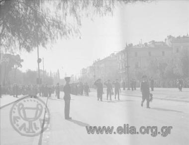 Απελευθέρωση, 18 Οκτωβρίου. Παρέλαση στρατιωτών στο Σύνταγμα, ενώπιον του πρωθυπουργού Γεωργίου Παπανδρέου.