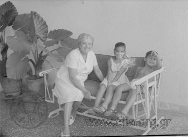 The N. Nikolaϊdis family.