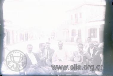 Συντροφιά σε καφενείο.