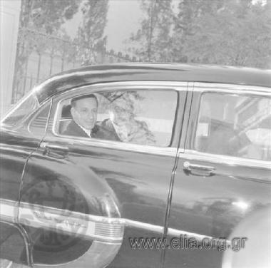 Ανασύνθεση κυβέρνησης Παπάγου. Ο νέος υπουργός Λάμπρος Ευταξίας αναχωρεί από τη Βουλή.