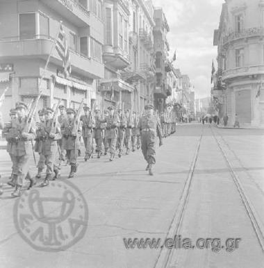 Πρωτοχρονιά, στρατιωτικό άγημα στην οδό Μητροπόλεως.